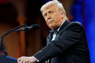 Lezou mi do zadku. Trump se posmívá zemím, které s ním chtějí jednat o clech - Novinky